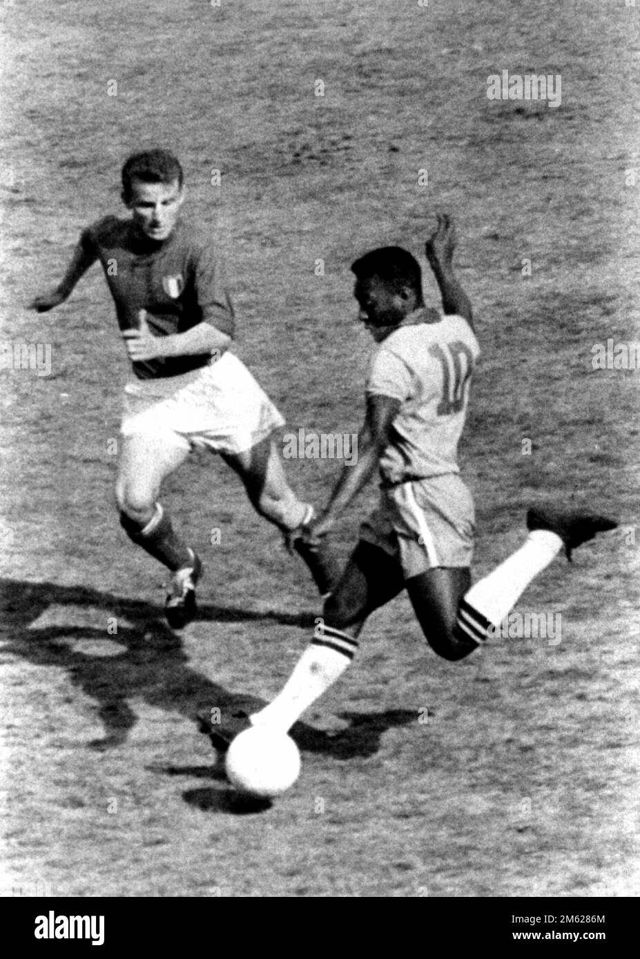 Italien gegen Brasilien, 12. Mai 1963 - Trapattoni und Pelé - Mailand, San Siro, 12. Mai 1963. Italien - Brasilien 3-0, Freundschaftsspiel Stockfoto