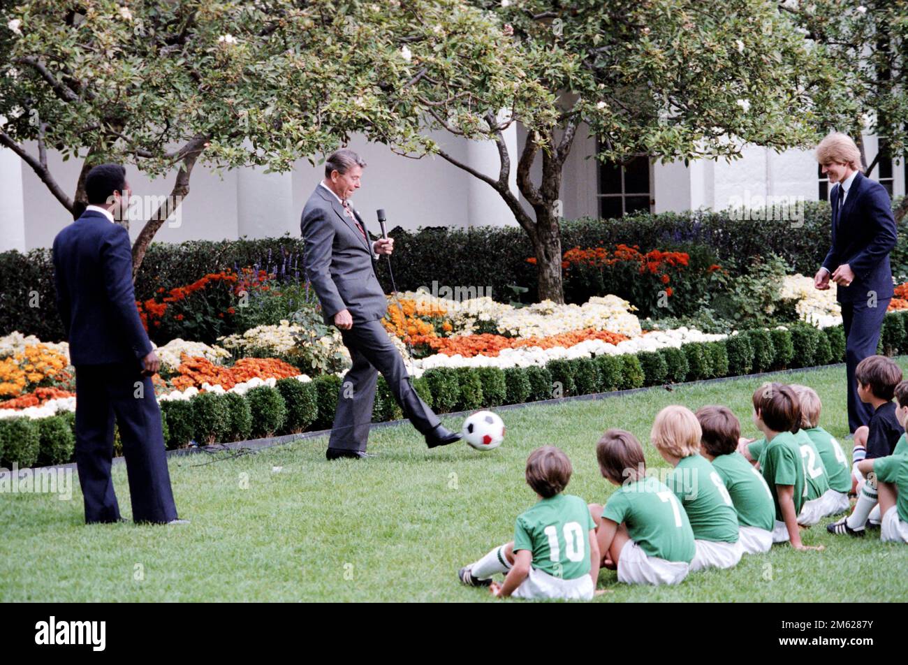 10/14/1982-Präsident Reagan mit Fußballdemonstration mit Kindern, Pelé und Steve Moyers im Rosengarten. Stockfoto