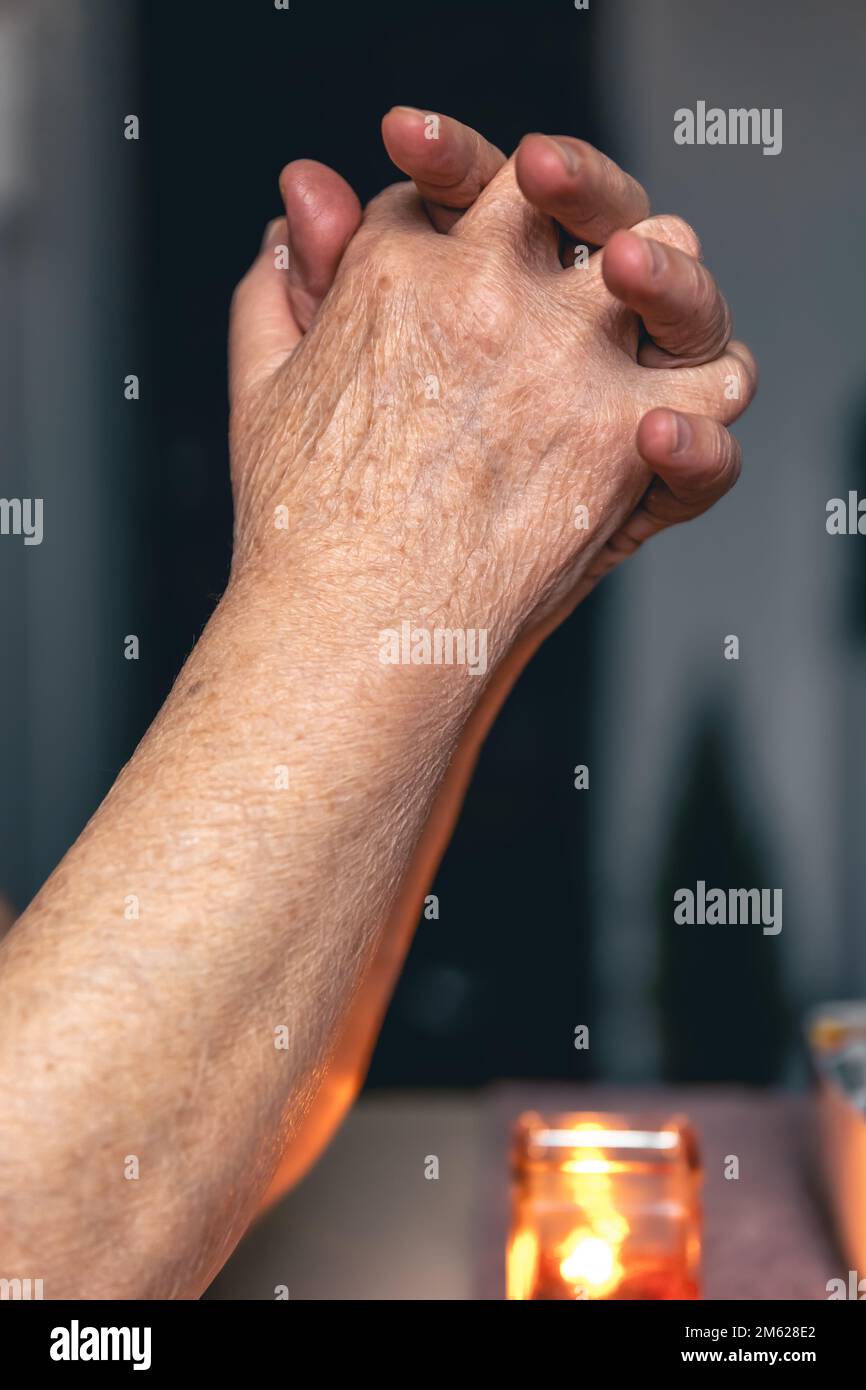 Hände einer alten Frau gefaltet zum Gebet. Stockfoto