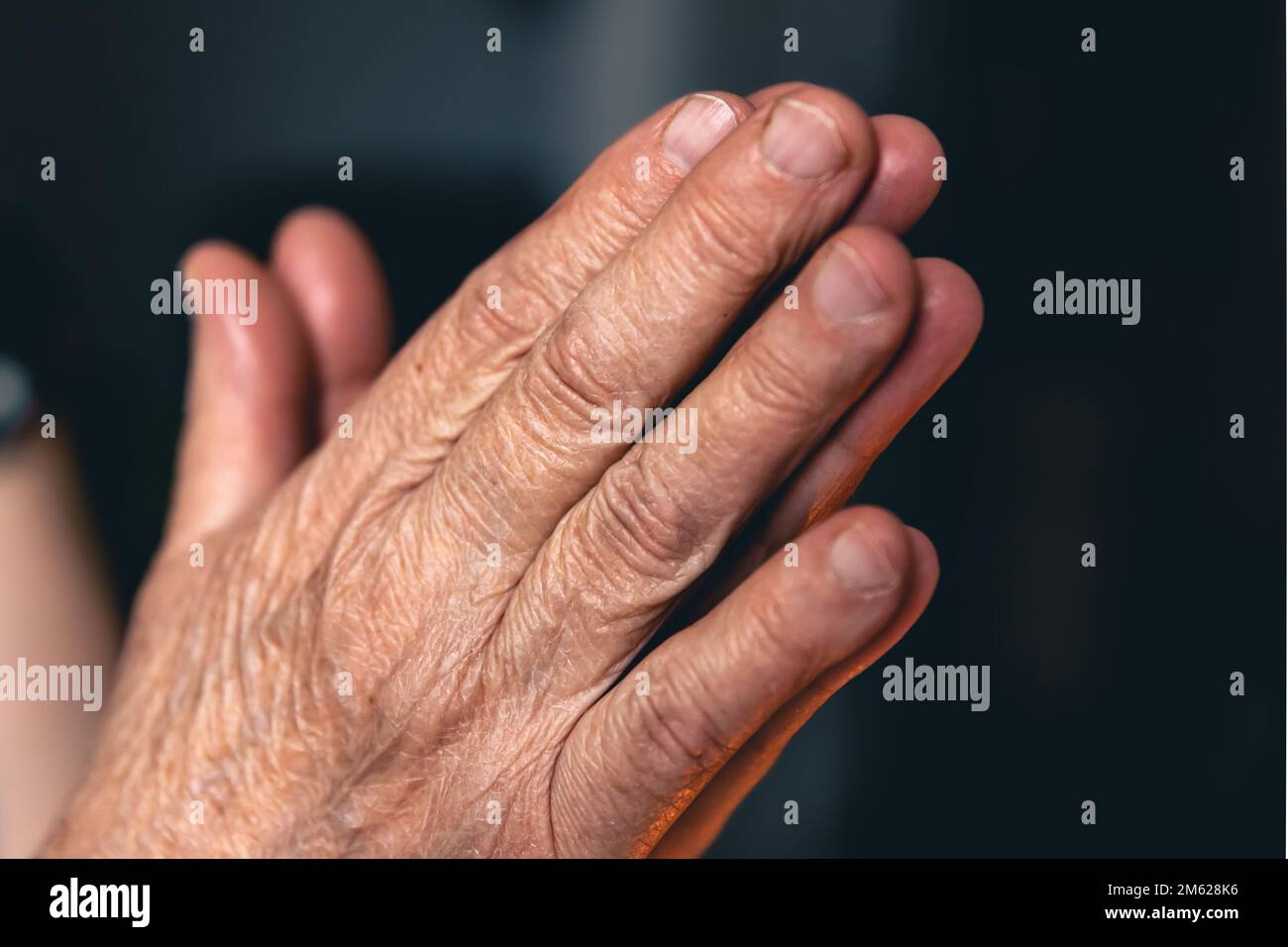 Hände einer alten Frau gefaltet zum Gebet. Stockfoto