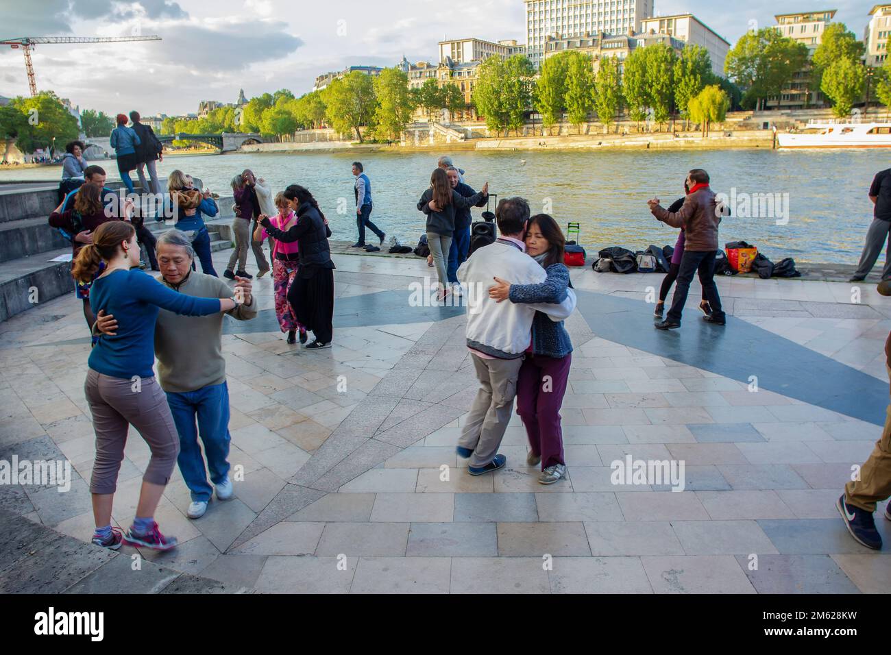 05152016 Paris, Frankreich. Tango auf dem Ufer von Paris Beautiful