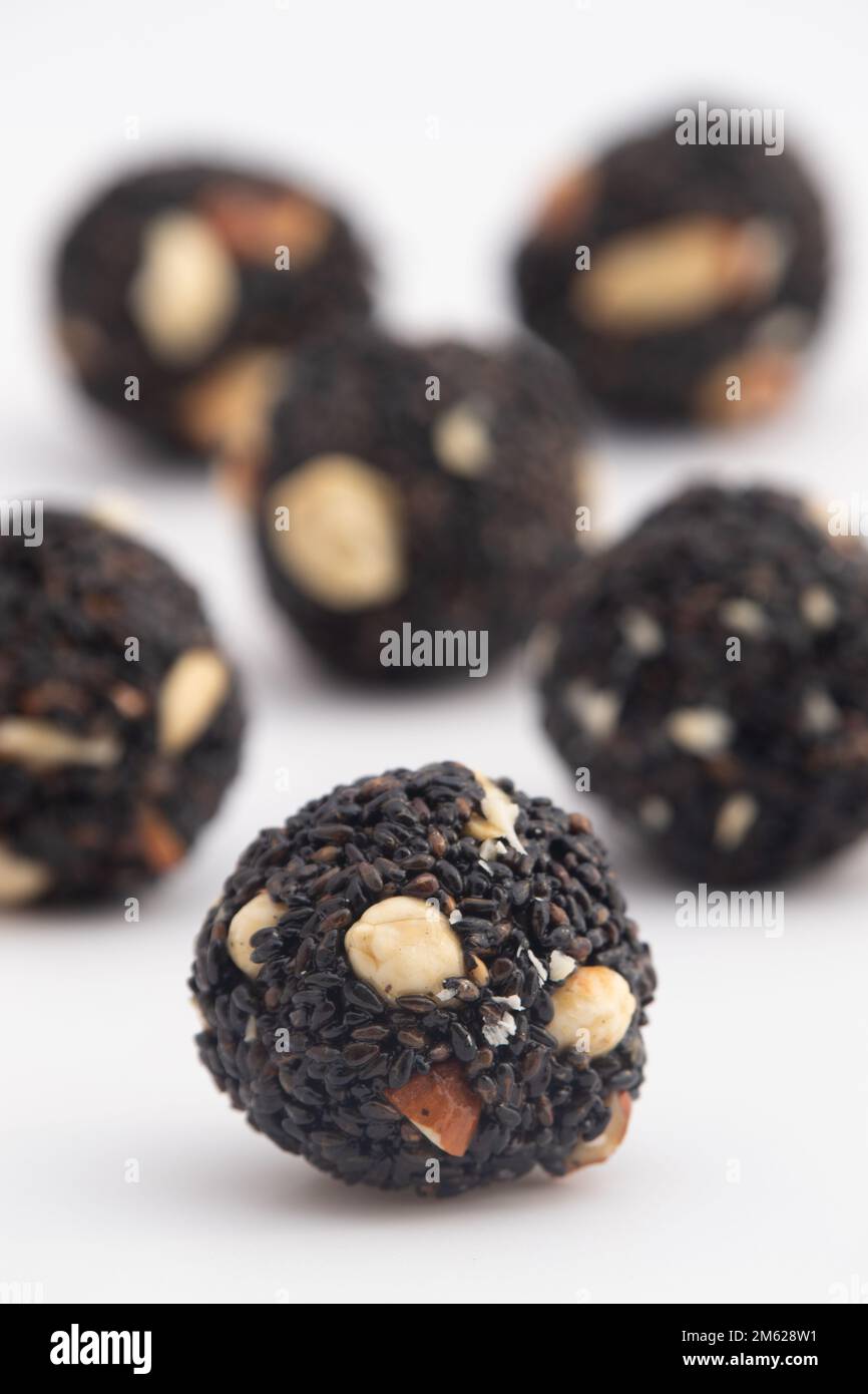 Indische Winterdelikatesse Schwarze Kugelförmige Kaala Tilgul Laddu Oder Grünkohl Til Ki Laddo Besteht Aus Geröstetem Sesamsamen, Jaggery, Gur, Erdnuss, Gud, Mungfali I Stockfoto