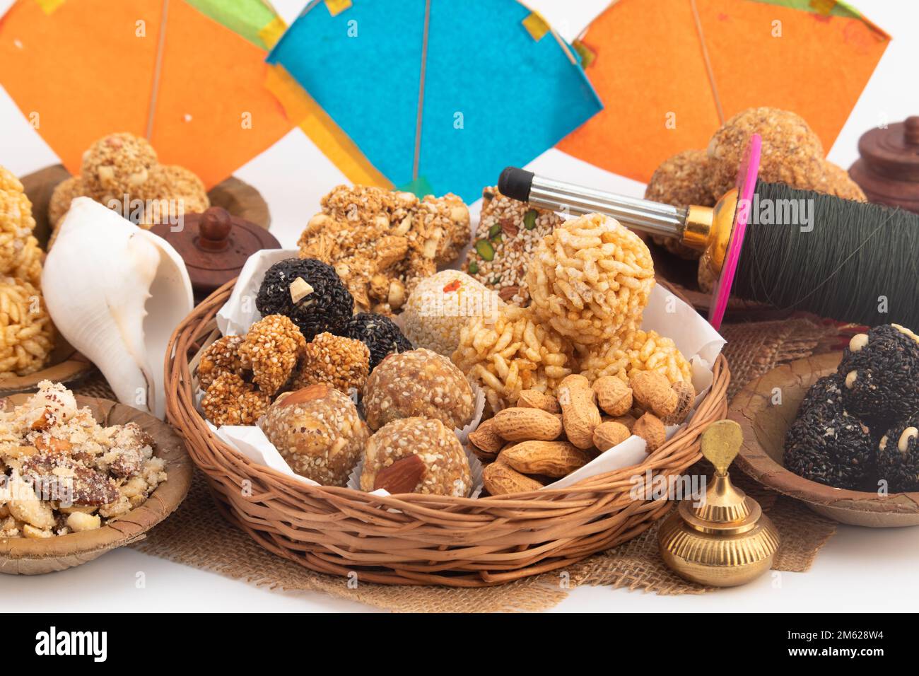 Indische Winterdelikatessen wie Tilgul, Til Mithai, Gajak, Chikki ...
