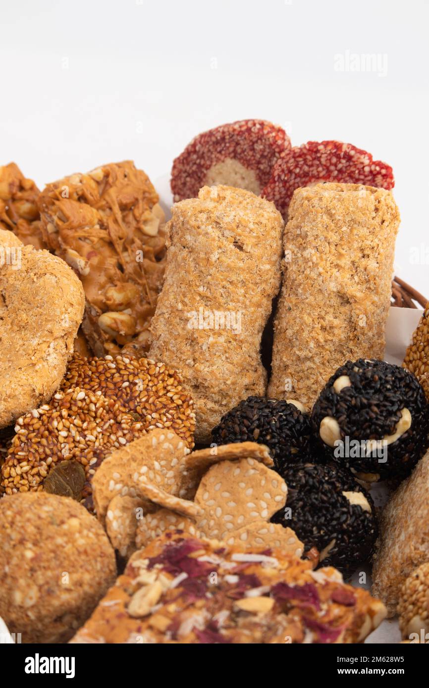 Gulab Gajak Mithai, Pista Gazak, Til Patti Oder Papdi, Til Laddu Oder Ladoo, Revdi Und Rewri Aus Tilgul, Mungfali, Sesamsamen, Jaggery Gud, Badam Und Stockfoto