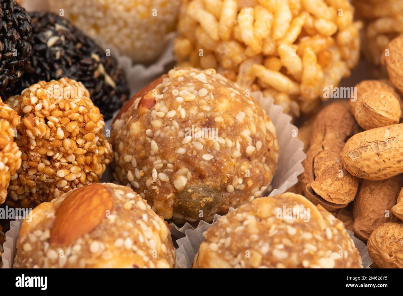 Indische Winterdelikatesse Weißer Kugelförmiger Tilgul Laddu Oder Safed Til Ki Laddo Besteht Aus Geröstetem Sesamsamen, Jaggery, Gur, Erdnuss, Gud, Mungfali Ist Enj Stockfoto