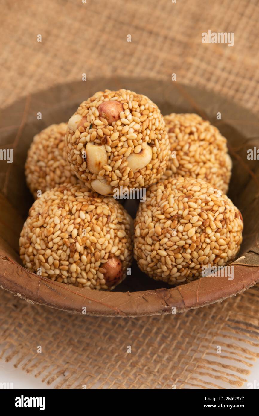 Indische Winterdelikatesse Weißer Kugelförmiger Tilgul Laddu Oder Safed Til Ki Laddo Besteht Aus Geröstetem Sesamsamen, Jaggery, Gur, Erdnuss, Gud, Mungfali Ist Enj Stockfoto