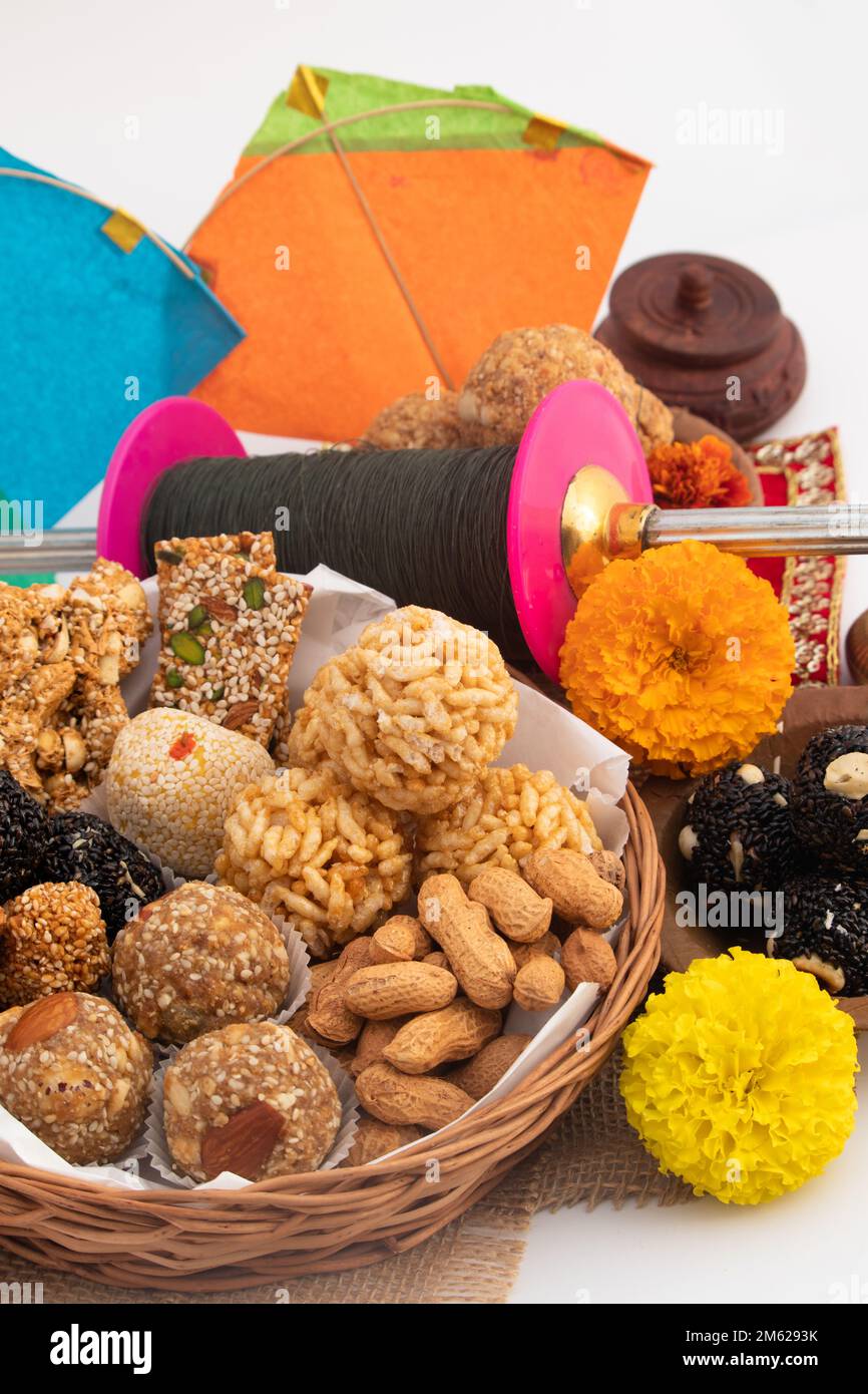 Indische Winterdelikatessen wie Tilgul, Til Mithai, Gajak, Chikki ...