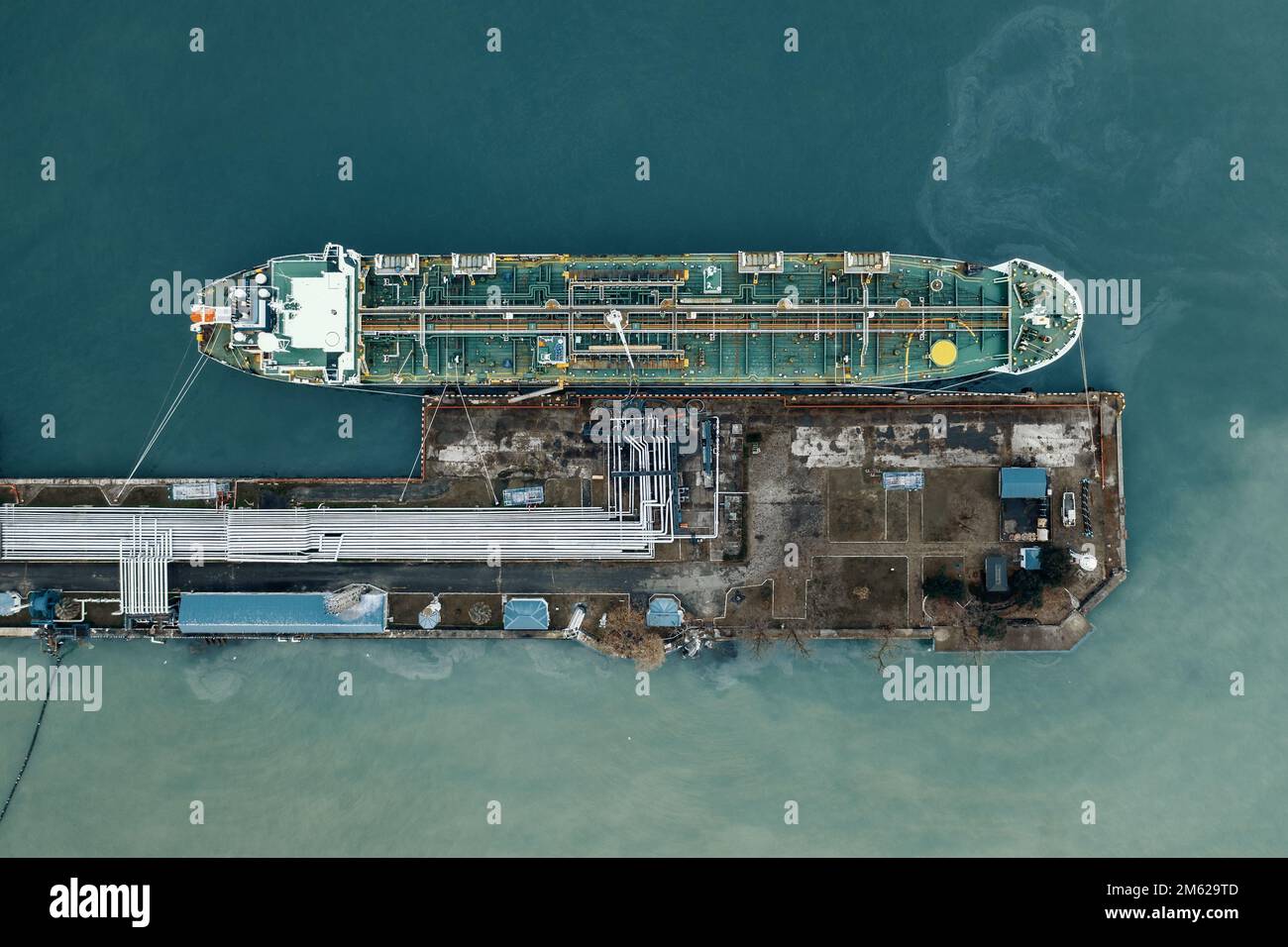 Öltankschiff im Industriehafen, Draufsicht, Logistik und Transport, Öl- und Gasindustrie. Stockfoto