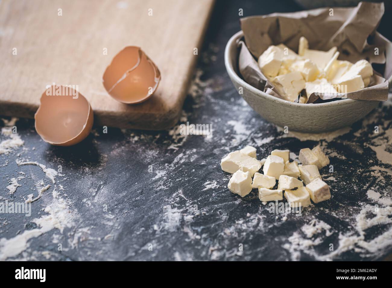 Mehl, Butter und Eier auf dem Küchentisch, Nahaufnahme. Stockfoto