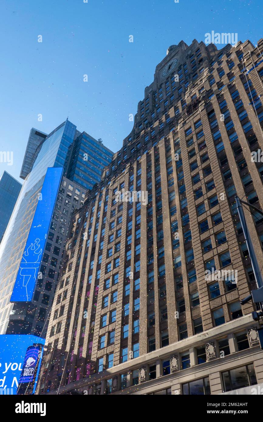 Bunte Konfettistücke wirbeln am Times Square am Neujahrstag 2023 in New York City, USA Stockfoto