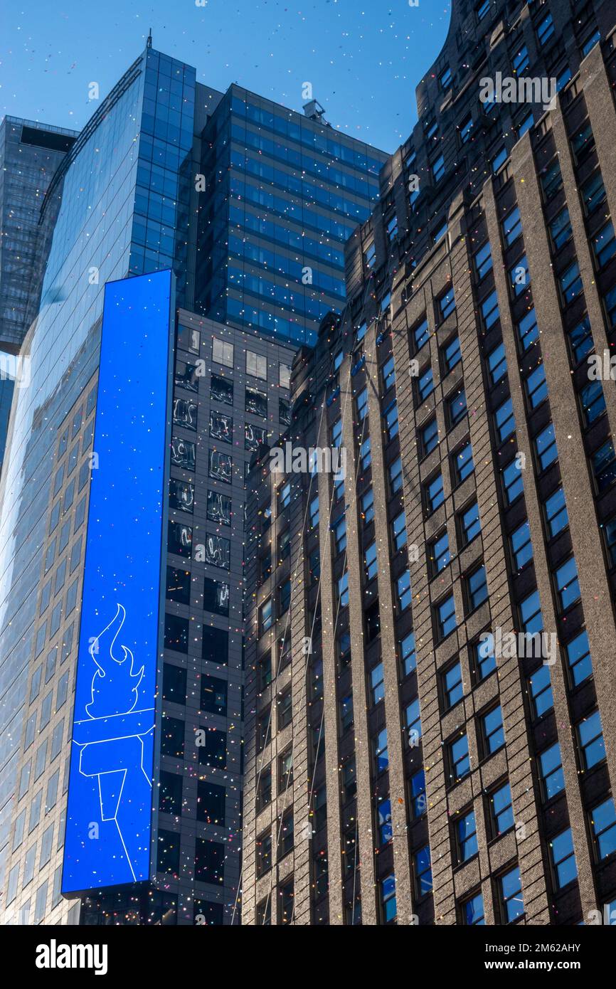 Bunte Konfettistücke wirbeln am Times Square am Neujahrstag 2023 in New York City, USA Stockfoto