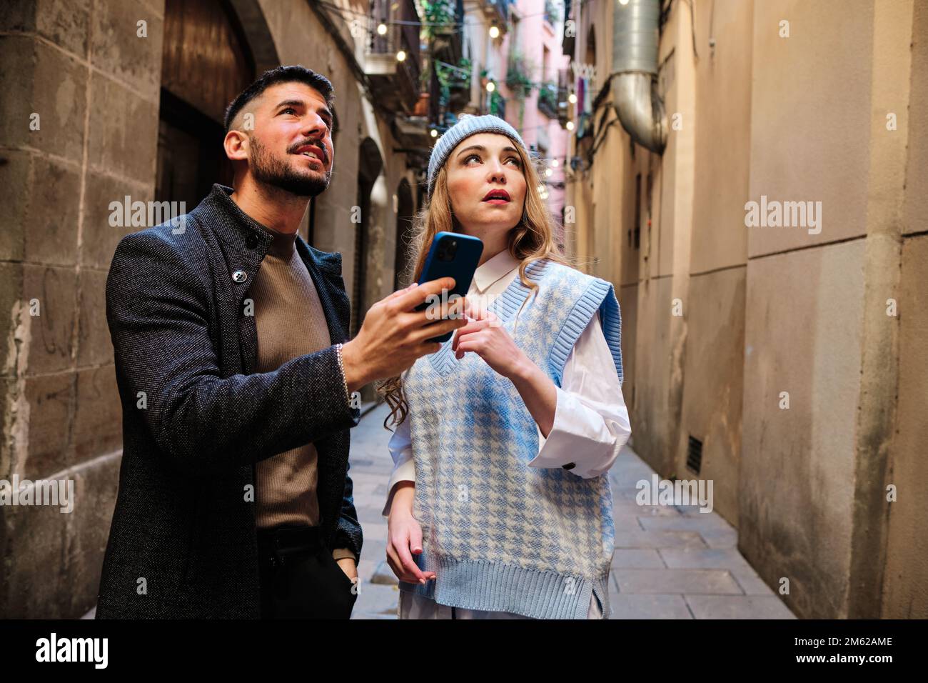 Ein verlorenes Touristenpaar, das sich mit dem Handy aufhält Stockfoto