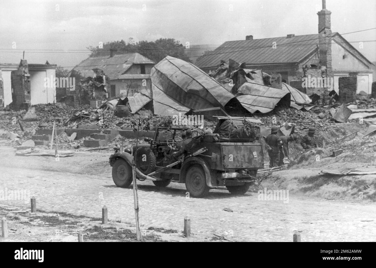 Deutsche Soldaten und ein Jeep in den Ruinen einer unbekannten sowjetischen Stadt. Foto während der Operation Barbarossa, der nazi-Invasion der Sowjetunion Stockfoto