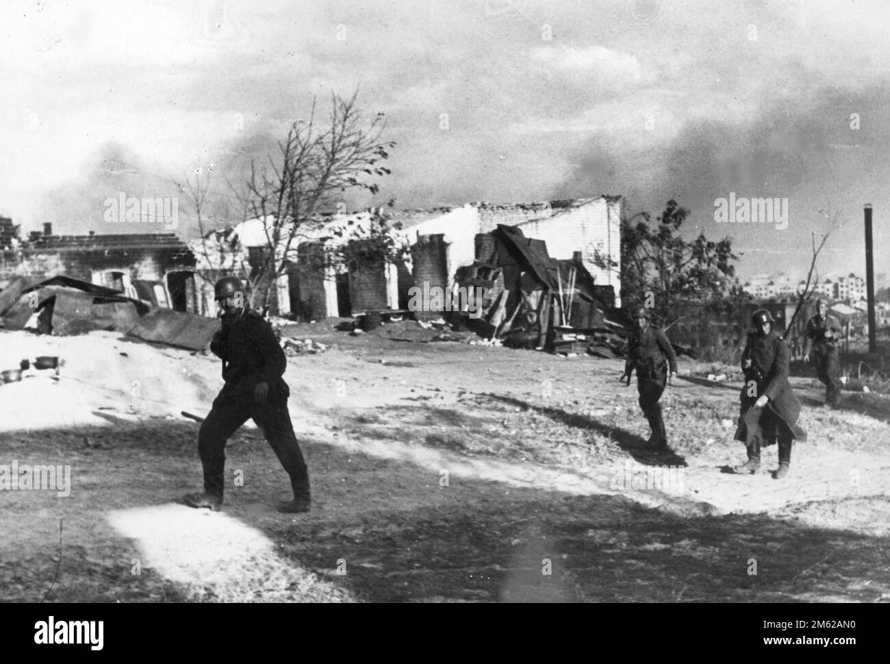 Deutsche Infanteriesoldaten marschieren in Richtung Wolga zwischen den Ruinen von Stalingrad während der Schlacht von Stalingrad im Jahr WW2 Stockfoto