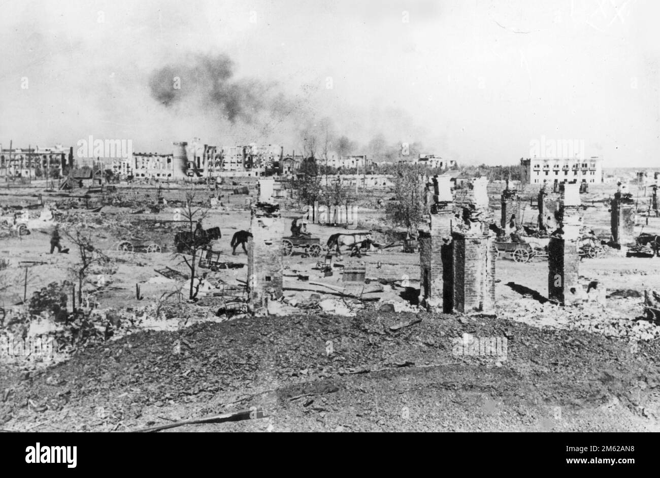 Zivilisten auf Pferdekutschen inmitten der zerstörten Ruinen von Stalingrad nach der Schlacht von Stalingrad im Jahr WW2 Stockfoto