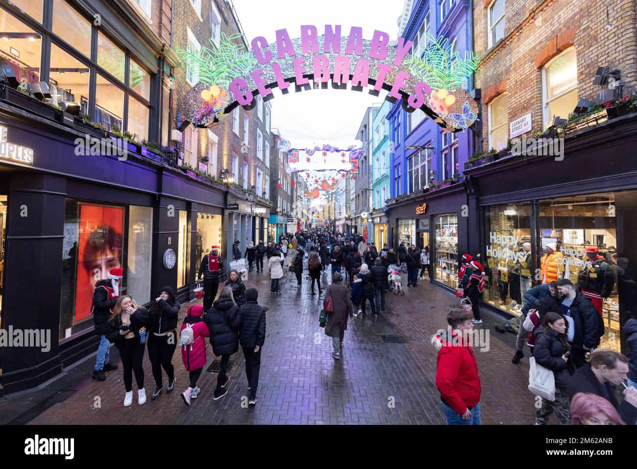 Verschiedene große Einkaufsstraßen werden heute Nachmittag, einen Tag vor Heiligabend, als relativ ruhig empfunden. Aufnahme am 23. Dezember 2022. © Belinda J. Stockfoto