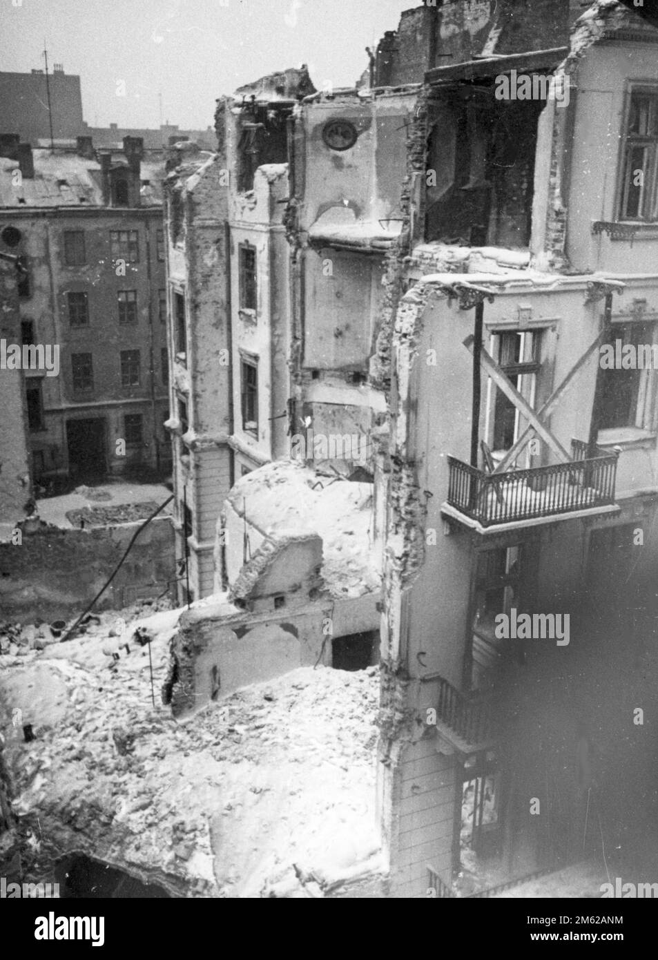 Blick aus einem Fenster über die Ruinen von Warschau nach der deutschen Invasion im Jahr 1939. Stockfoto