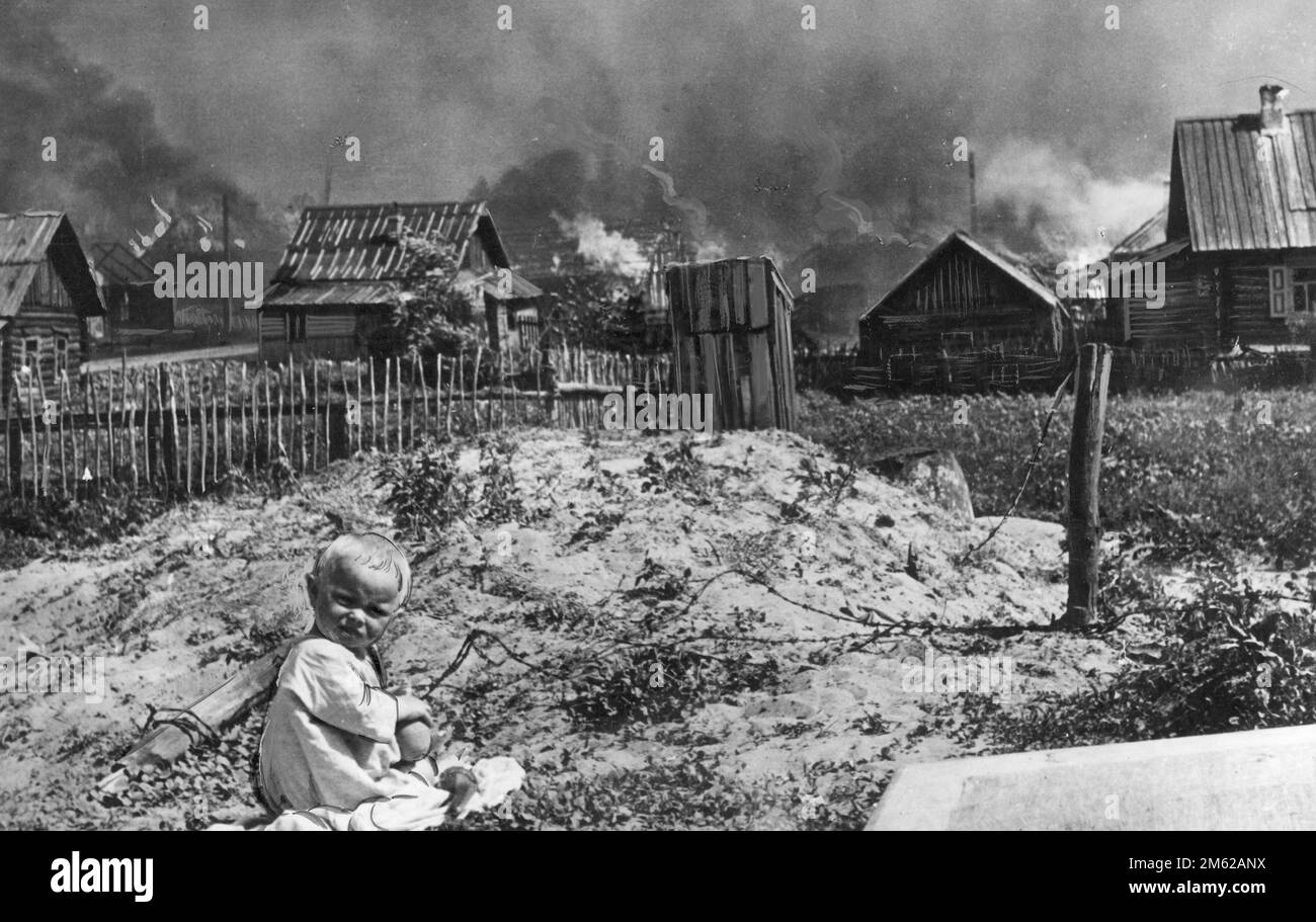 Ruinen der Stadt Witebsk in Belarus während der Operation Barbarossa, der nazi-Invasion der Sowjetunion. Das spielende Kind wurde eindeutig in die Szene aufgenommen, also wäre dieses retuschierte Foto als Propagandafilm produziert worden. Stockfoto