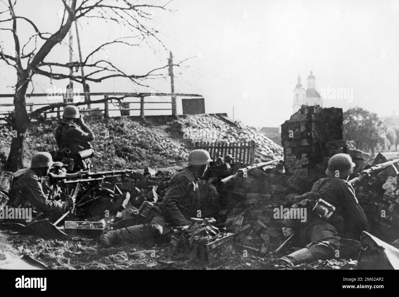 Deutsche Infanterieposition mit MG-34-Maschinengewehr in der Nähe der Kirche während der Schlacht um die Stadt Velikie Luki in Nordrussland während der Operation Barbarossa, der nazi-Invasion der Sowjetunion. Stockfoto