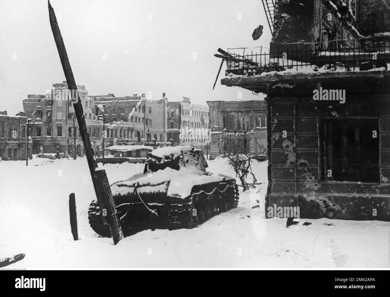 Ein zerstörter sowjetischer KW-1-Panzer in den Ruinen von Stalingrad. Stockfoto
