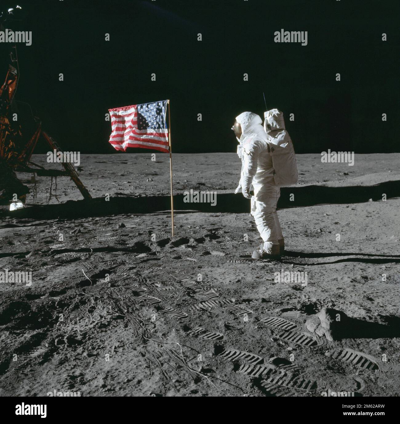 Astronaut Edwin E. Aldrin, Pilot des Lunar Module (LM), posiert für ein Foto neben der US-Flagge, die auf dem Mond platziert wurde. Der lm ist im l sichtbar Stockfoto