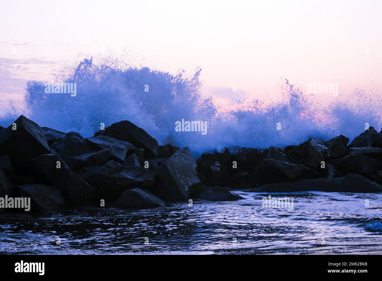 Wellen stürzen auf Breakers bei Sunset, Südkalifornien Stockfoto