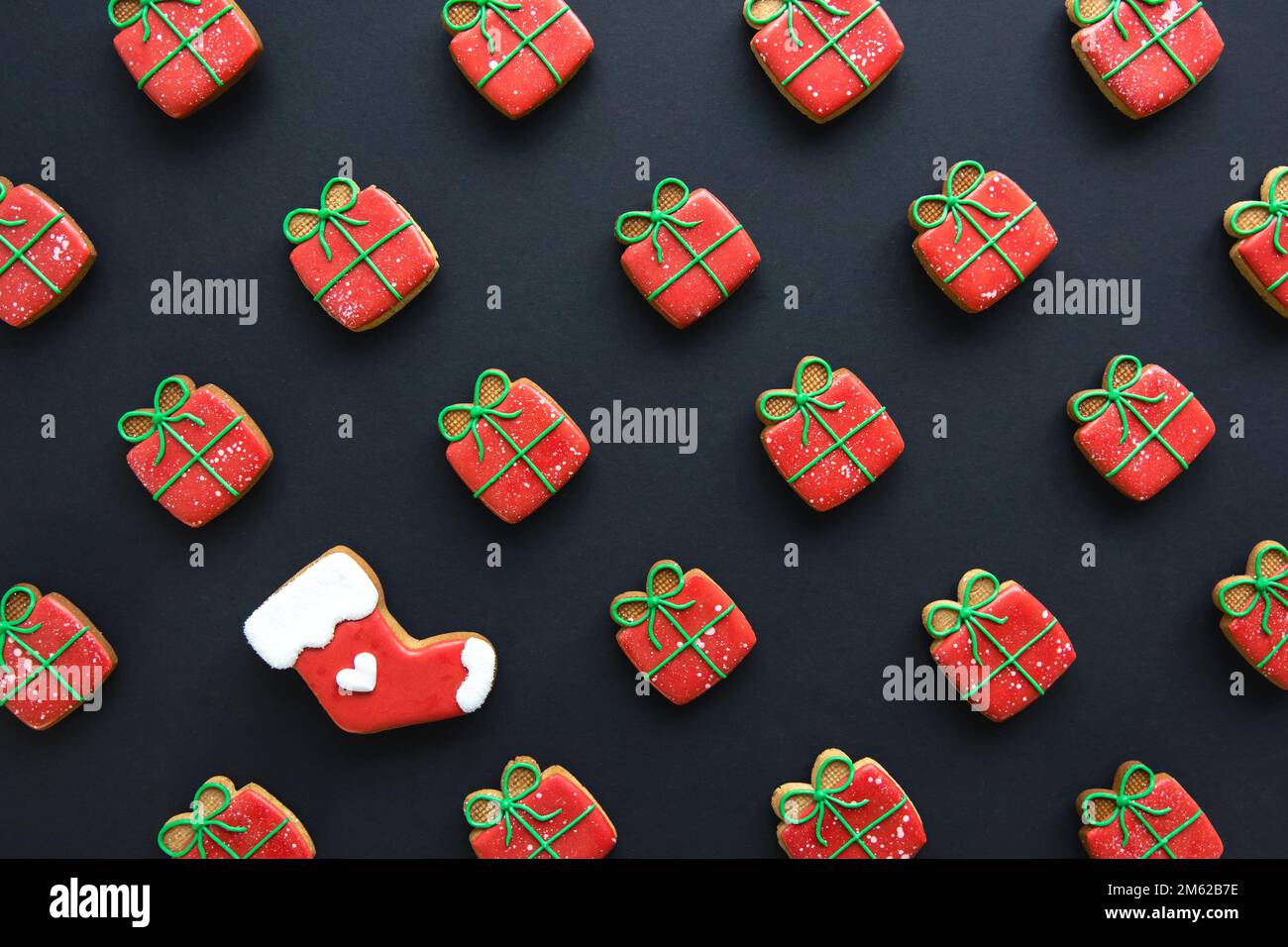 Weihnachts-Lebkuchen in Form von Geschenkschachteln, flach liegend. Stockfoto