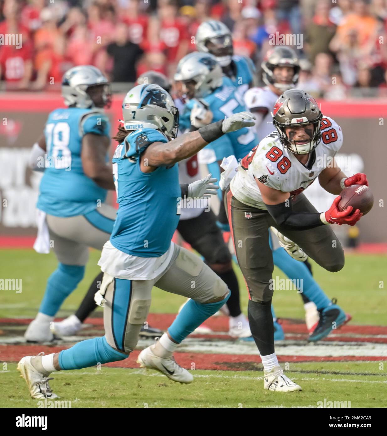 Tampa, Usa. 01. Januar 2023. Tampa Bay Buccaneers Tight End Cade Otton (88) Eyes Carolina Panthers Linebacker Shaq Thompson (7) nach einem Empfang während der zweiten Hälfte im Raymond James Stadium in Tampa, Florida am Sonntag, den 1. Januar 2023. Die Buccaneers gewannen den NFC South mit einer 30-24-Sieg über die Panthers. Foto: Steve Nesius/UPI. Kredit: UPI/Alamy Live News Stockfoto