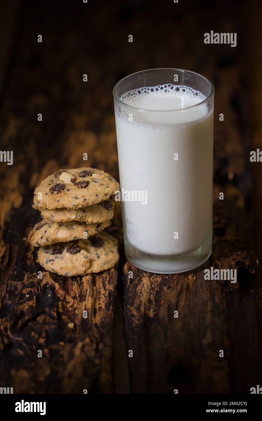 Hausgemachte Kekse mit Milch auf Holztisch. Selektiver Fokus. Stockfoto