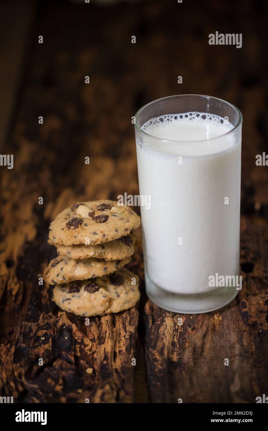 Hausgemachte Kekse mit Milch auf Holztisch. Stockfoto