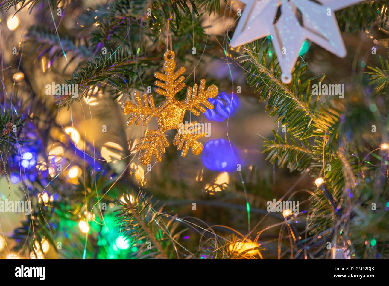 Weihnachtsbaumschmuck, Hintergrundbild im Kopierraum, authentischer Look Stockfoto