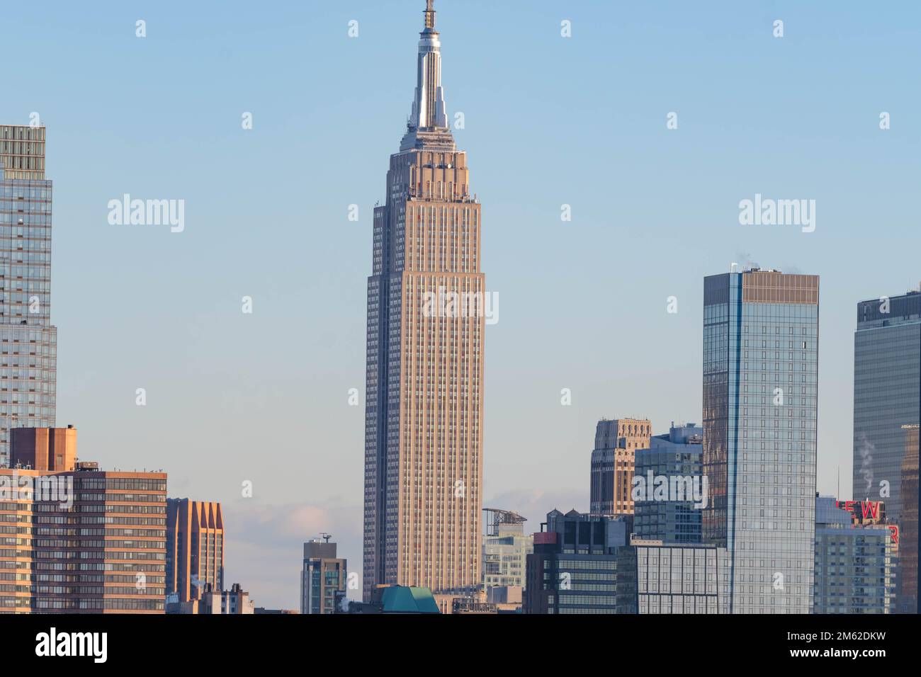 Die Skyline-Gebäude von New York City liegen am Wasser und bieten Weitwinkelperspektive, Reiseziel Stockfoto