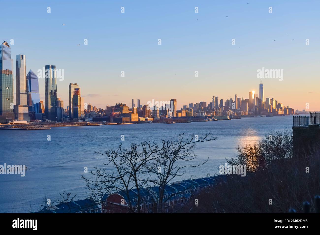 Die Skyline-Gebäude von New York City liegen am Wasser und bieten Weitwinkelperspektive, Reiseziel Stockfoto