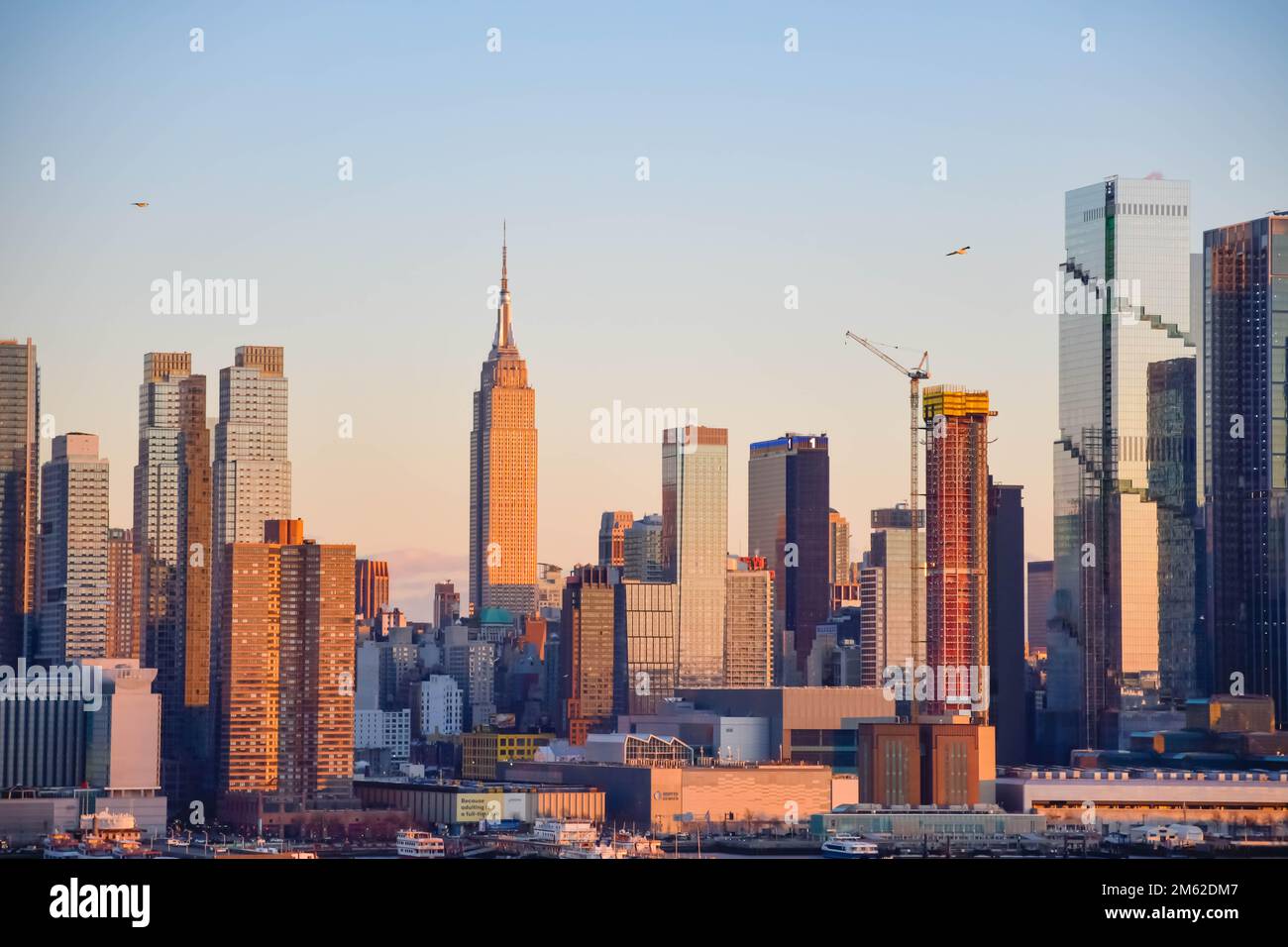 Die Skyline-Gebäude von New York City liegen am Wasser und bieten Weitwinkelperspektive, Reiseziel Stockfoto