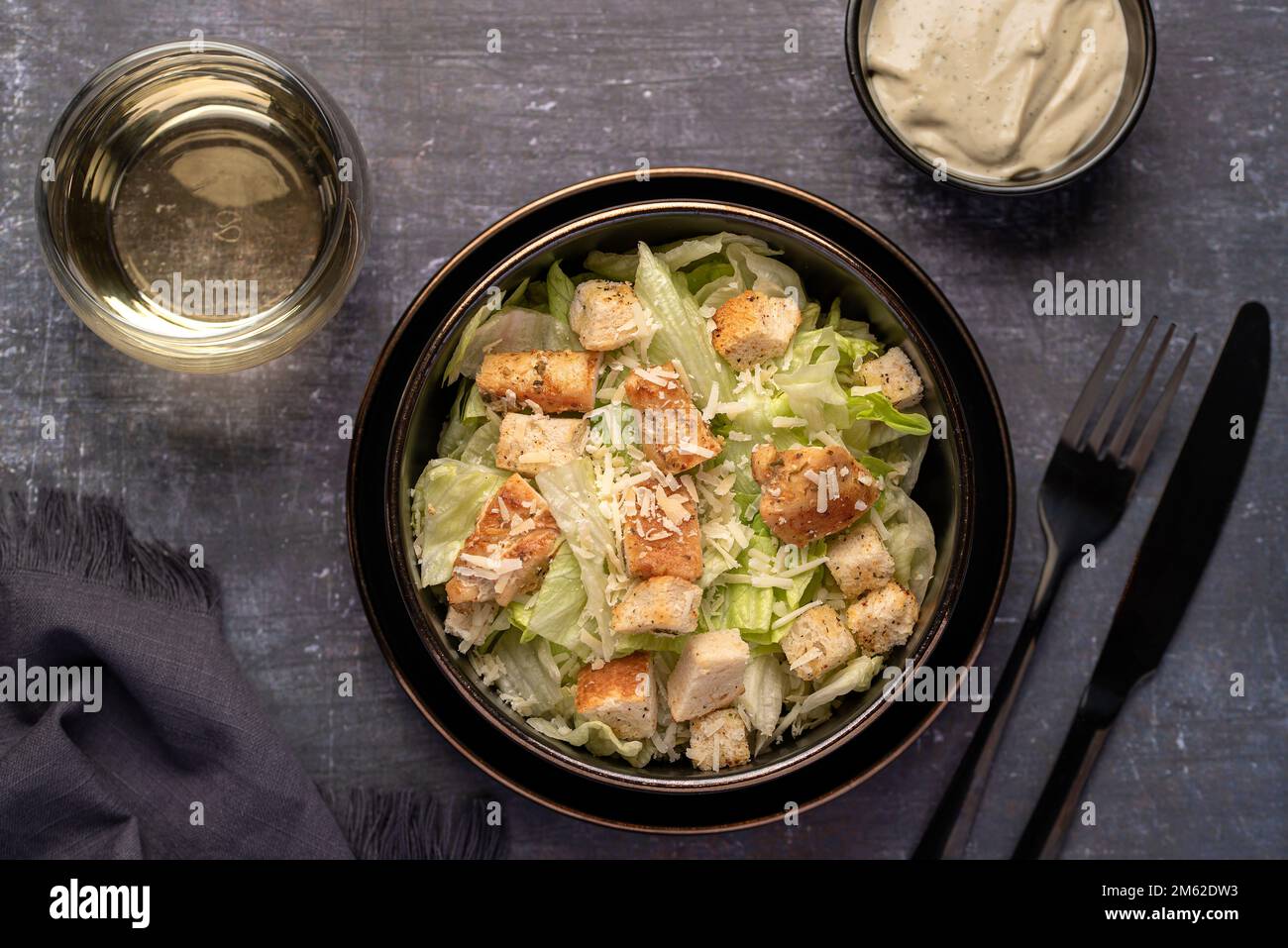 Lebensmittelfotografie mit caesar Salat, Huhn, Eisberg, Salat, Parmesan, Croutons, Soße Stockfoto