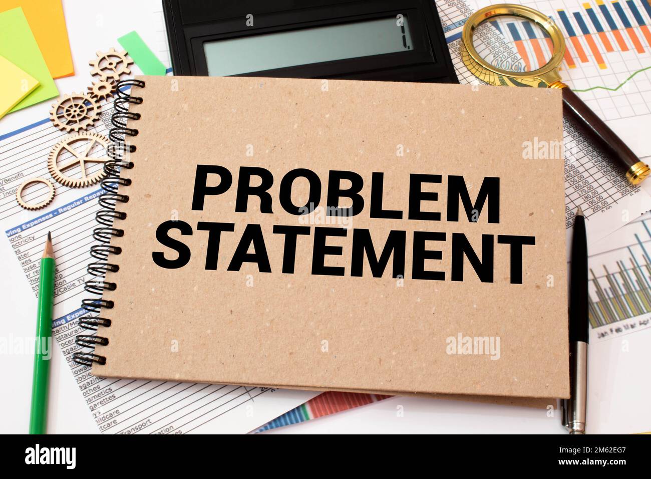 Taschenrechner, Stift, Lupe, Banknoten mit dem Wort Problem-Statement Stockfoto