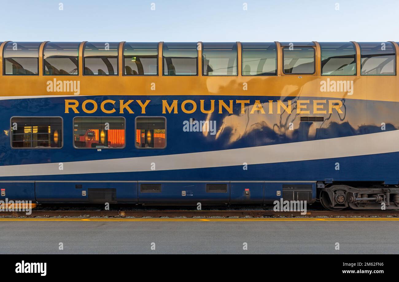Goldblatt-Eisenbahnwaggon des Rocky Mountaineer im Bahnhof Vancouver, Kanada. Stockfoto