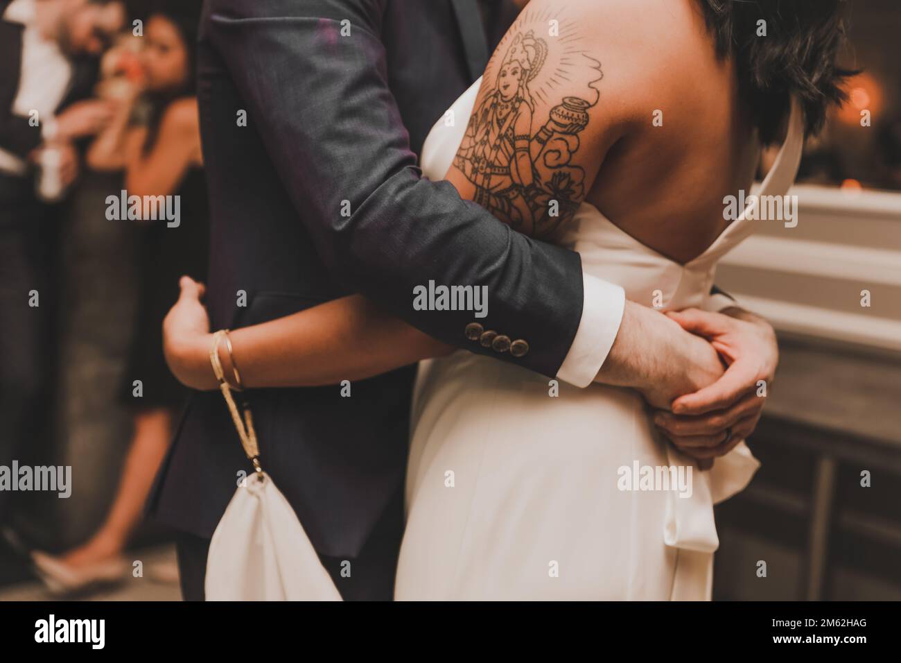 Hochzeitshände und -Ringe Braut und Bräutigam Verlobungssitzung Hochzeitsfeier Händchenhalten während der Zeremonie Stockfoto