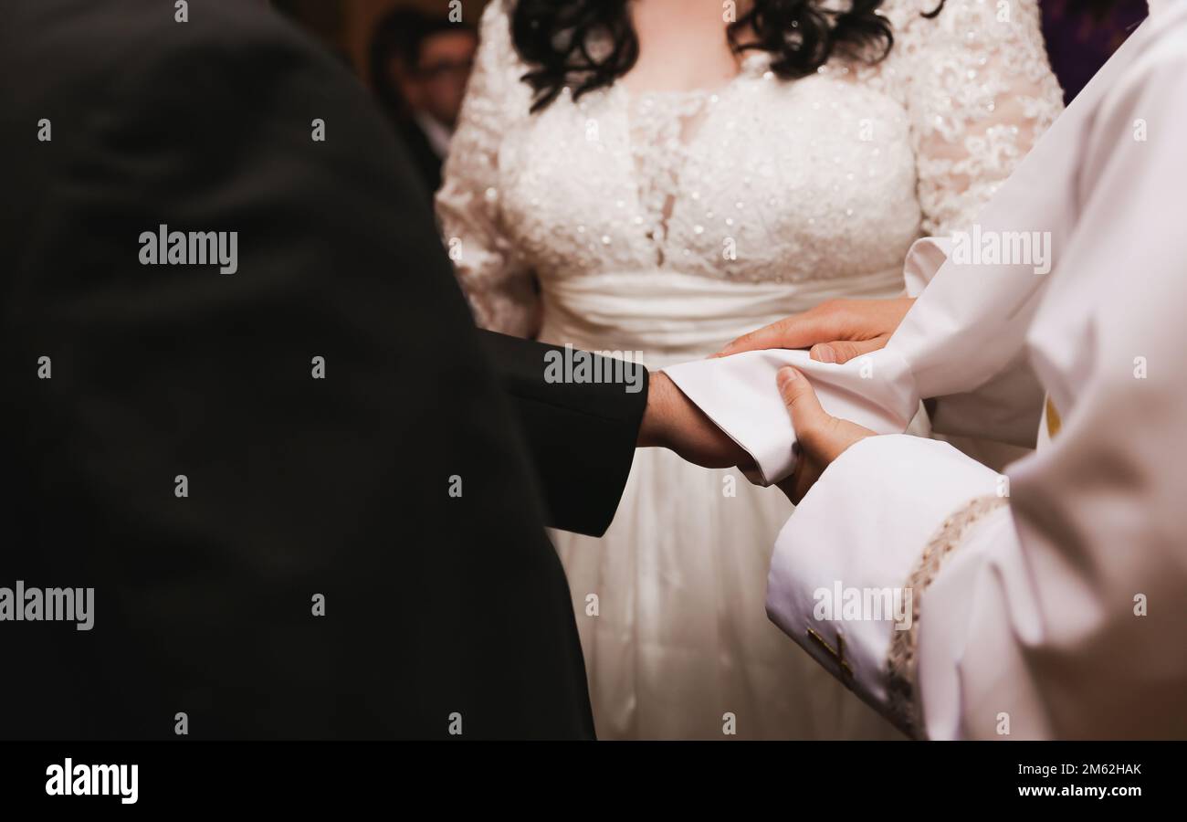 Hochzeitshände und -Ringe Braut und Bräutigam Verlobungssitzung Hochzeitsfeier Händchenhalten während der Zeremonie Stockfoto