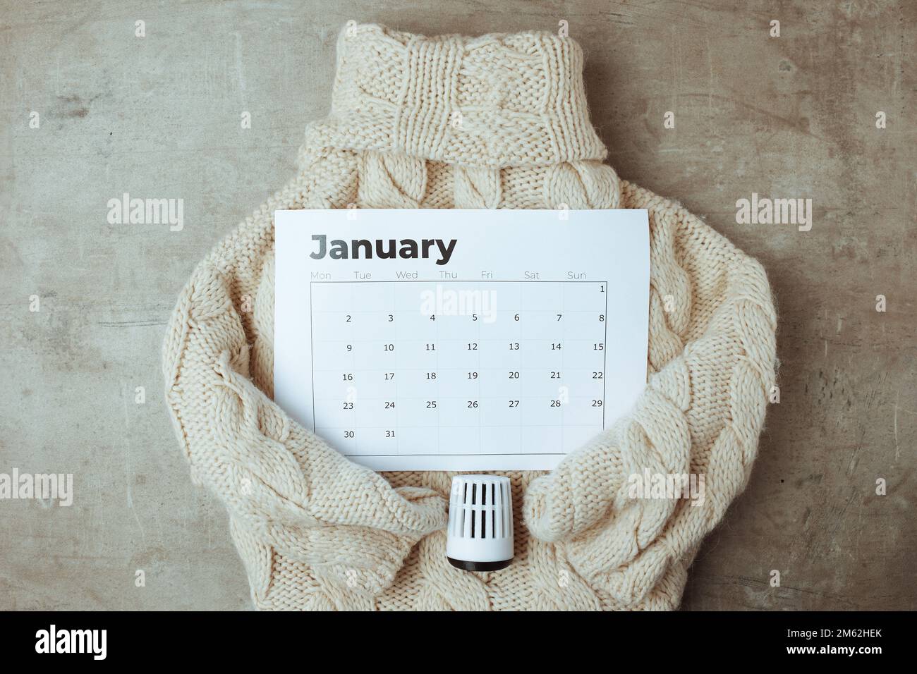 Winterdecke mit januar Kalender, Heizgriff und Pullover. Stockfoto