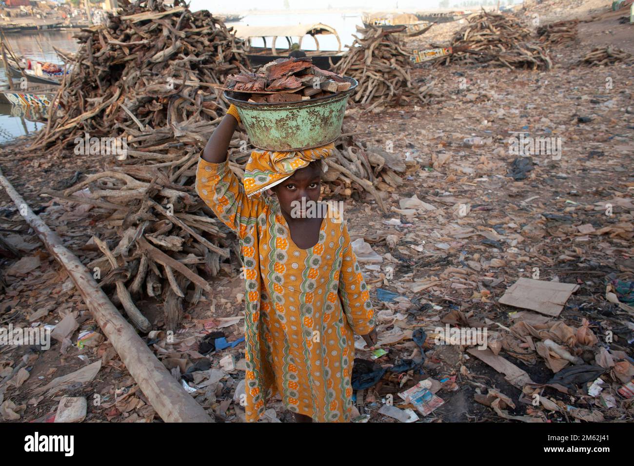 Das Mädchen verkauft Lebensmittel. Viele Menschen in Mali leben unterhalb der Armutsgrenze. Im Kampf um das Überleben muss jeder etwas verdienen. Stockfoto