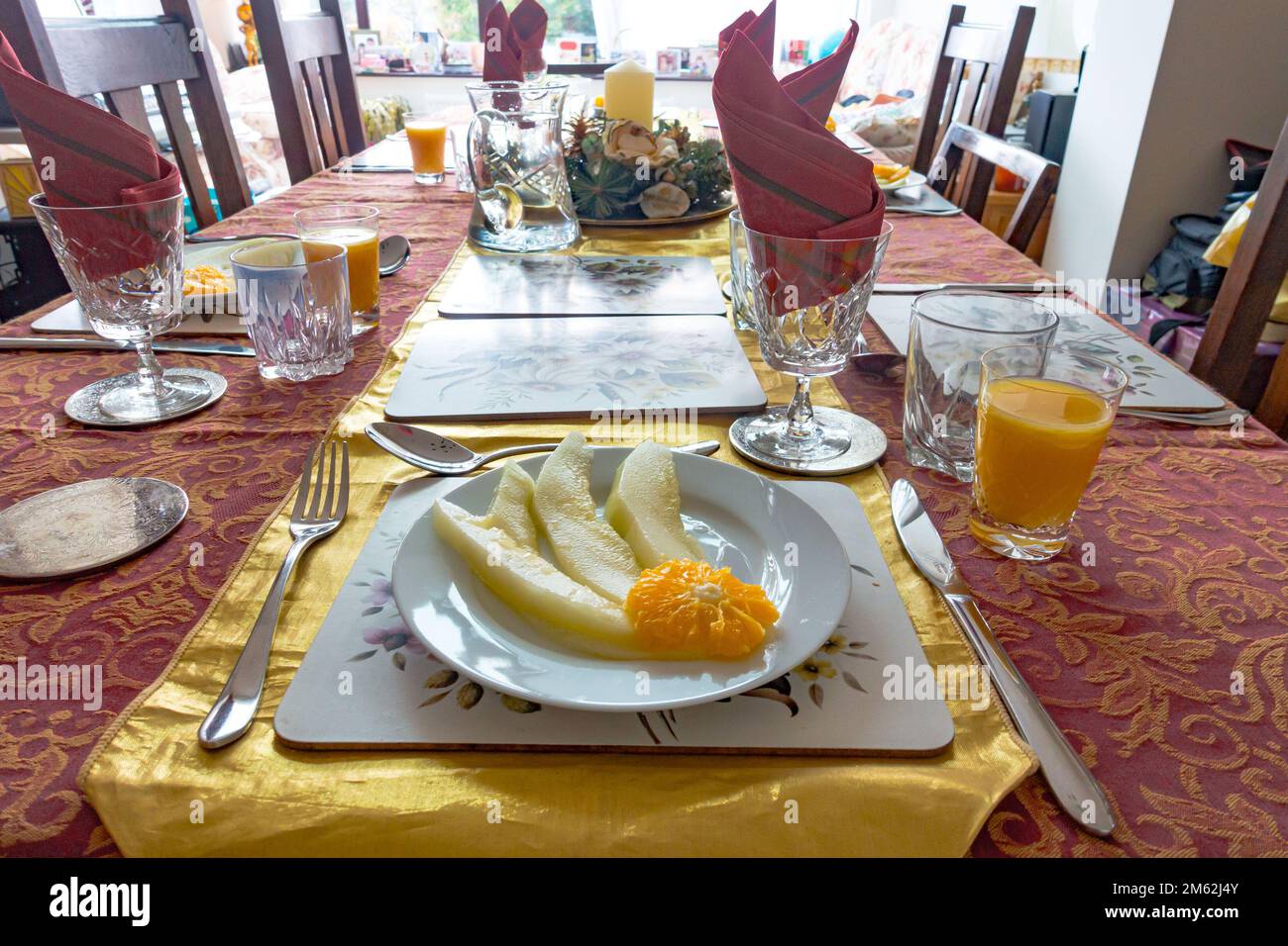 Blick auf einen Esstisch mit einem Teller Melonenscheiben vor Ort als Vorspeise. Stockfoto
