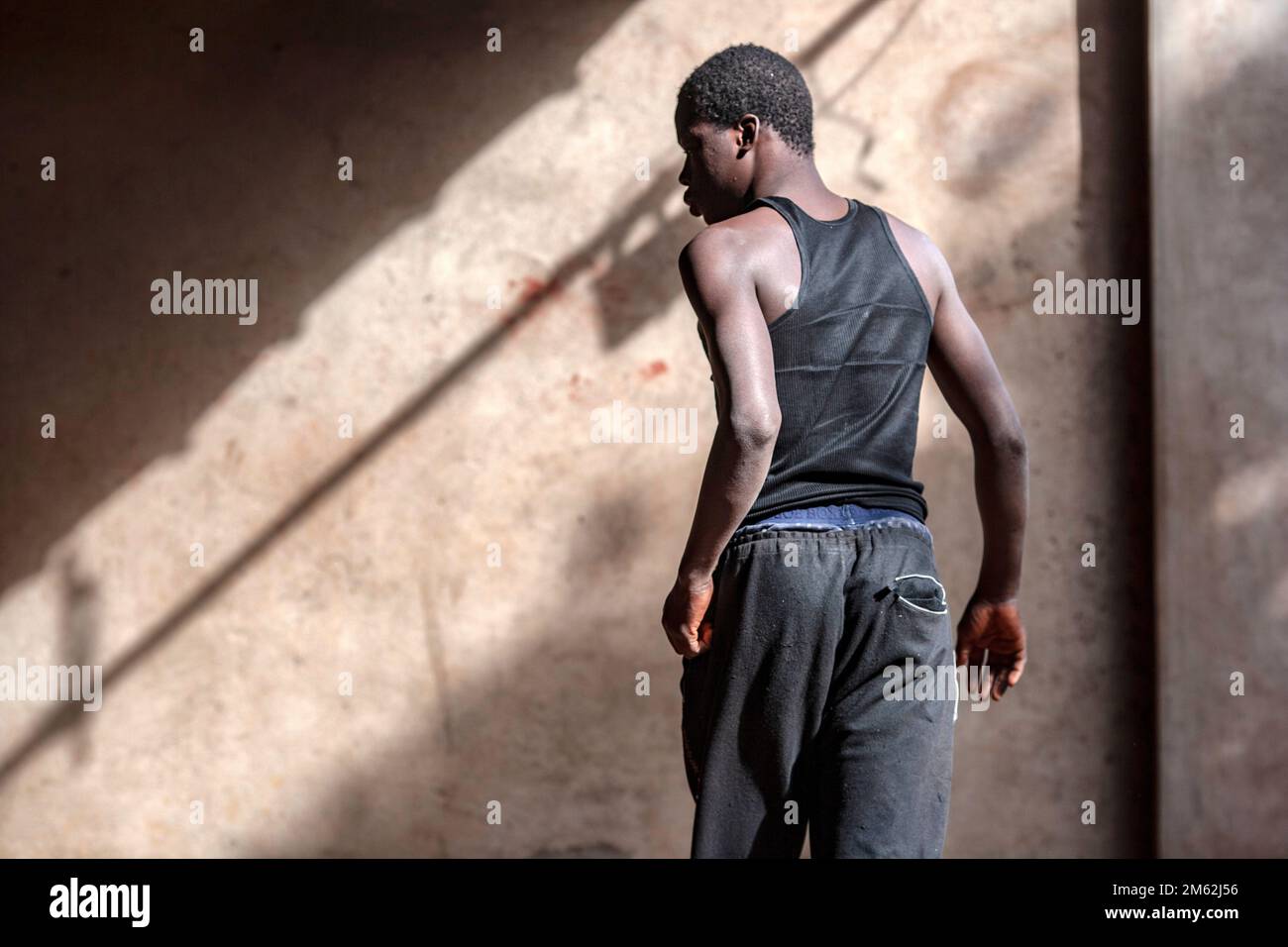 Zeitgenössischer Tanz und Tänzer beim Training. Junge, attraktive und sportliche afrikanische Tänzer in der Tanzschule in Bamako, Mali, Westafrika. Stockfoto