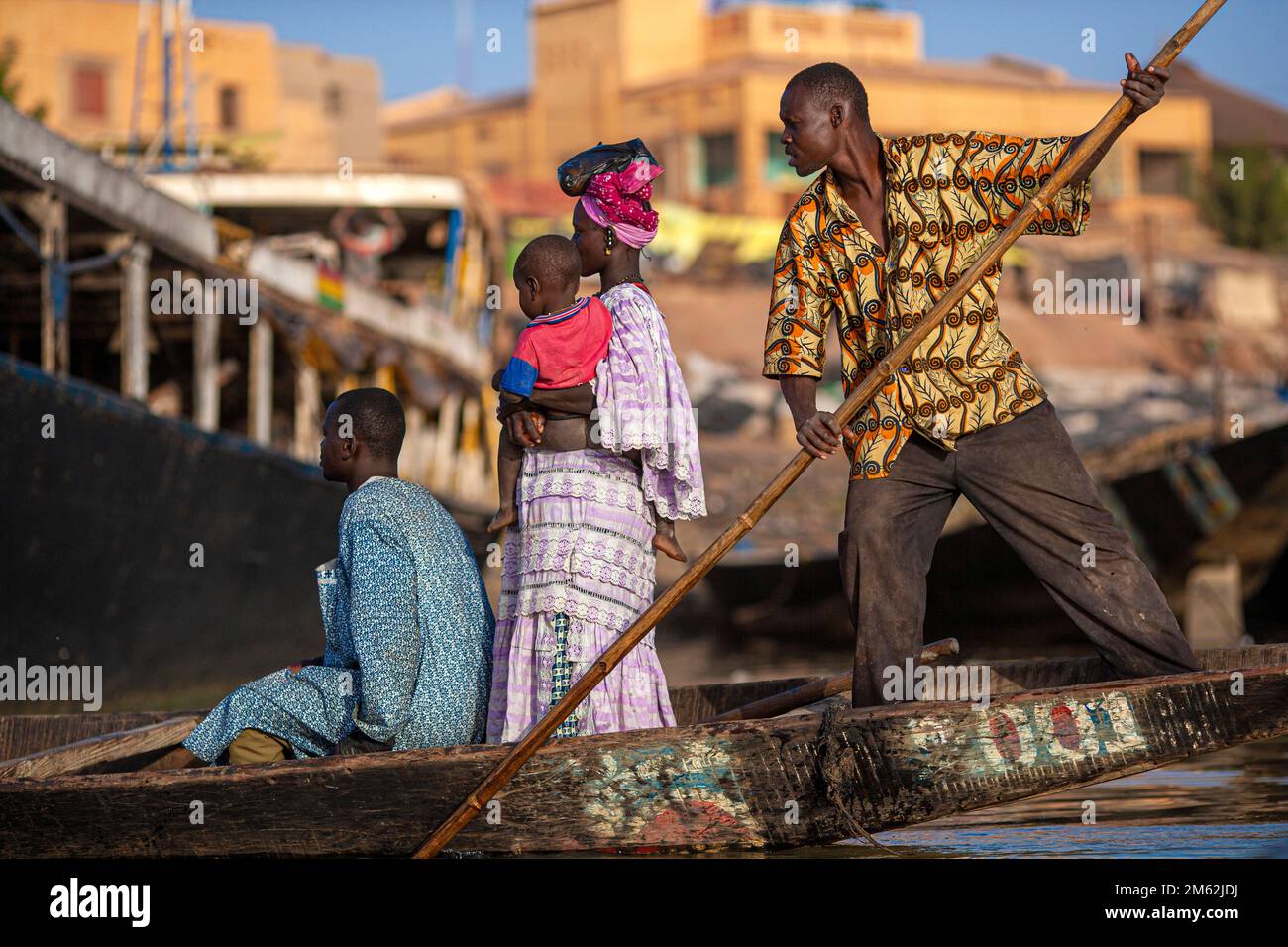 Menschen, die auf dem Fluss Niger in der Nähe von Mopti in Mali mit Pirogen transportiert werden Stockfoto