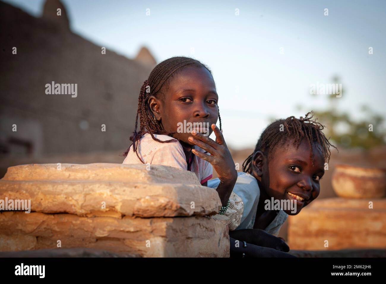 Porträt von zwei lächelnden afrikanischen Mädchen, Niafunke, Mali, Westafrika. Stockfoto