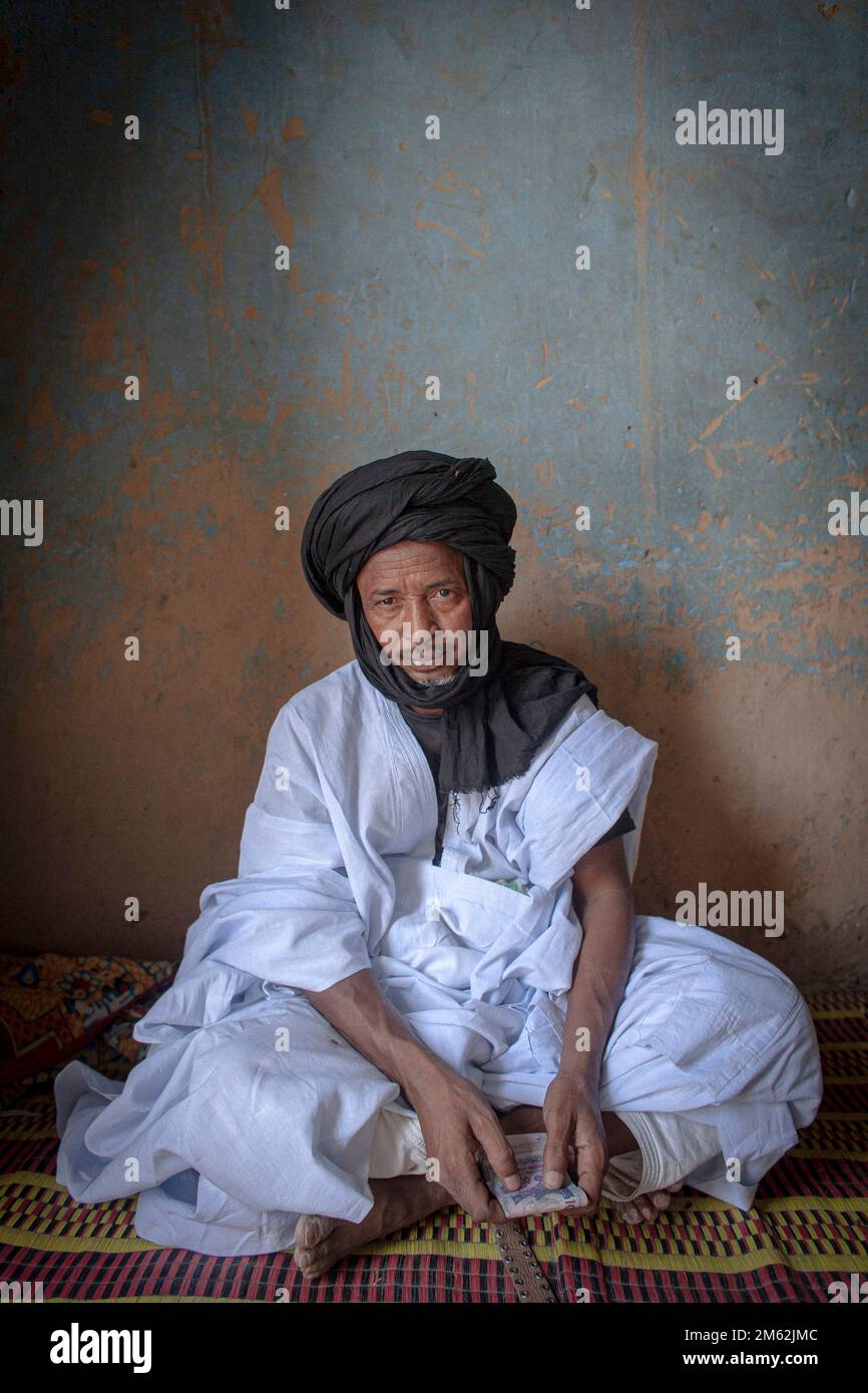 Afrikanischer Mann mit Turban und traditioneller Kleidung , der Geld zählt , in Timbuktu , Mali , Afrika . Stockfoto
