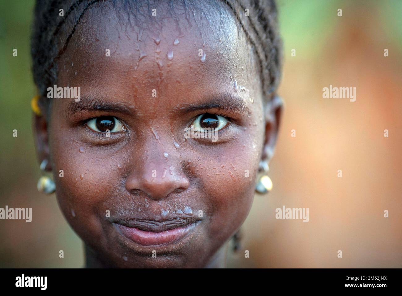 Afrikanisches Mädchen mit Tropfen auf der Haut. Stockfoto