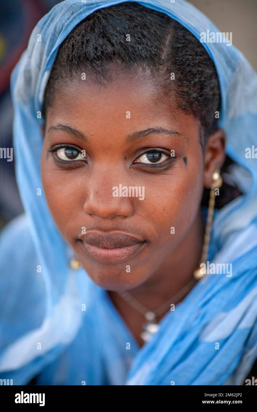 Wunderschöne afrikanische Frau in einem traditionellen Kleid in Mali, Westafrika Stockfoto