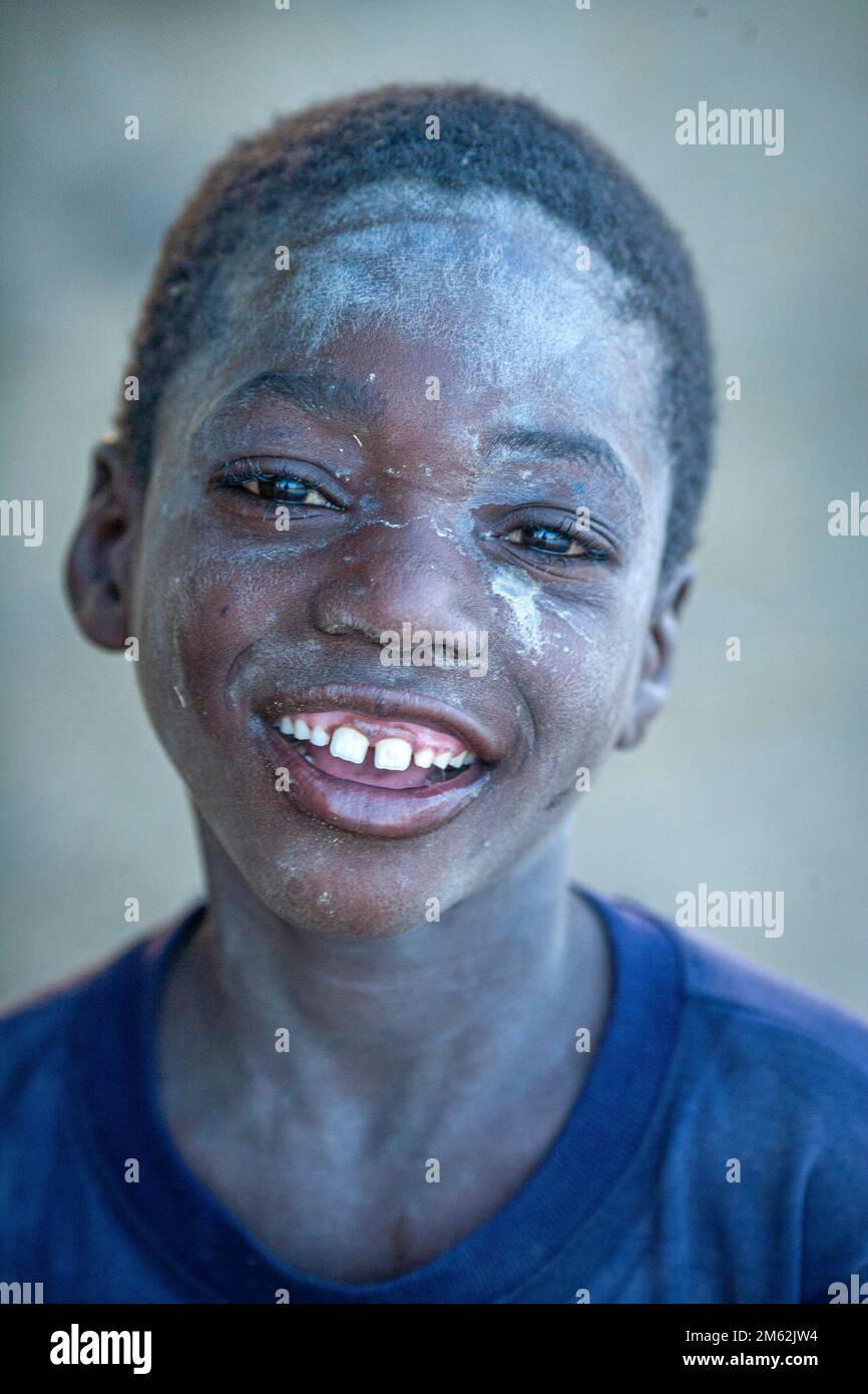 Porträt eines Jungen mit schmutzigem Gesicht in Djenne, Mali, Westafrika. Stockfoto