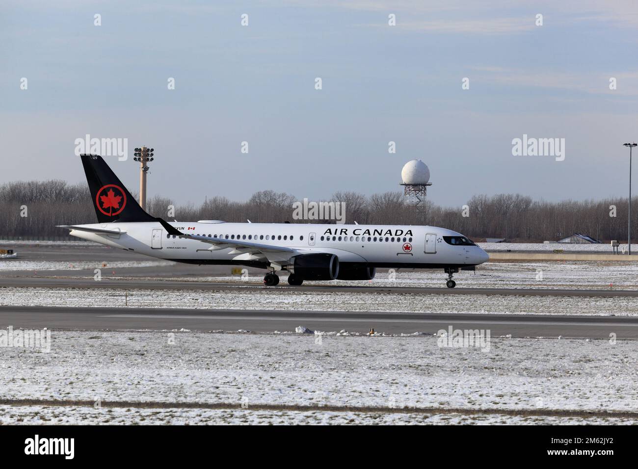 Montreal, Quebec, Kanada - 22. November 2022: Airbus 220-300, früher bekannt als Bombardier CS300, mit dem Taxi am YUL, Montreal International Airport Stockfoto